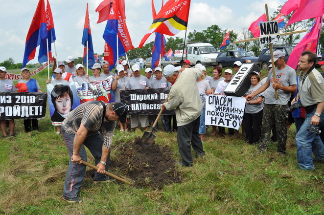 Депутат николаевского городского совета В.Морозов устроился "могилокопателем"