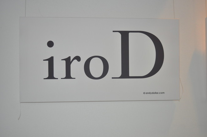 Так автор представил зрителям известный бренд "Dior"