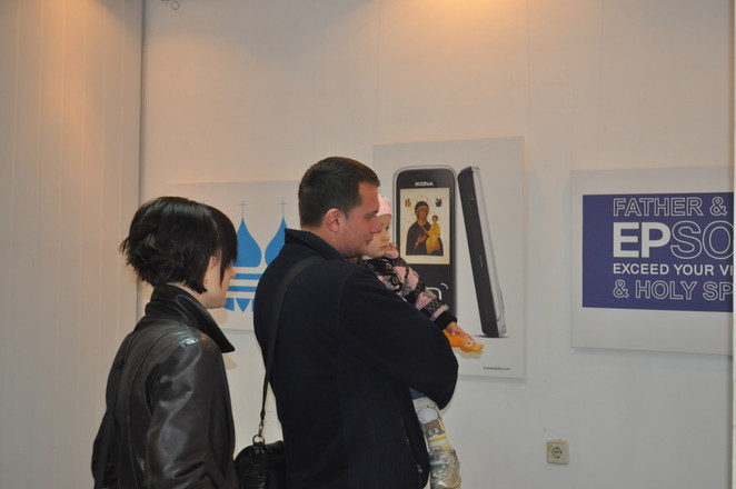 Не только взрослые, маленькие николаевцы тоже рассматривали работы автора