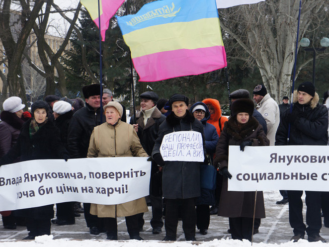 в центре Анатолий Ильченко