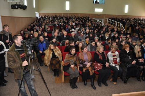 Судя по одежде присутствующих, температурный режим в университете тоже не очень комфотрный