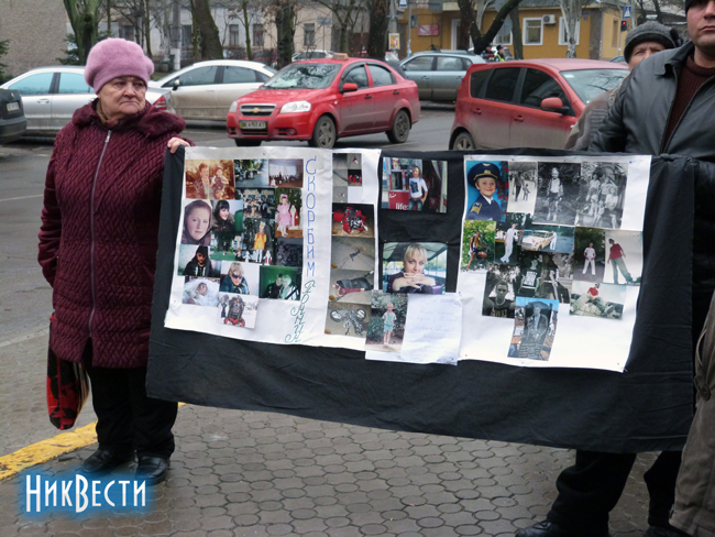 А также растянули плакаты и банера