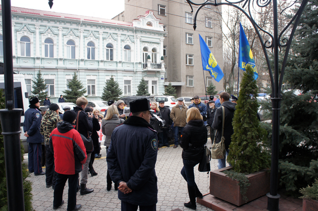 Общественники уже второй день подряд проводят пикет у прокуратуры