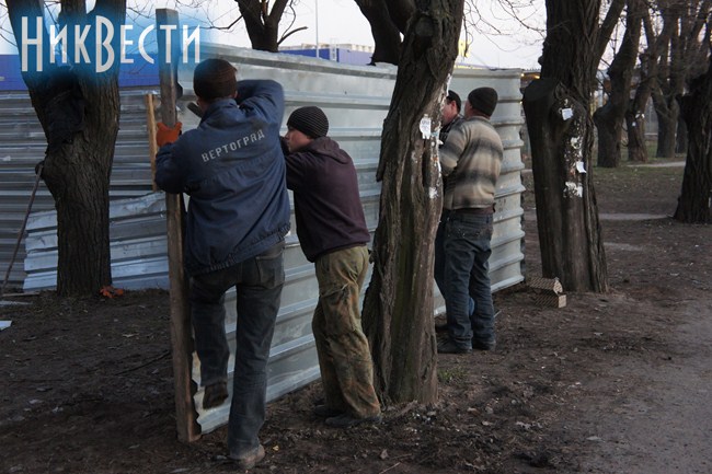 А пока Демьянов успокаивал людей, рабочие четко делали свое дело