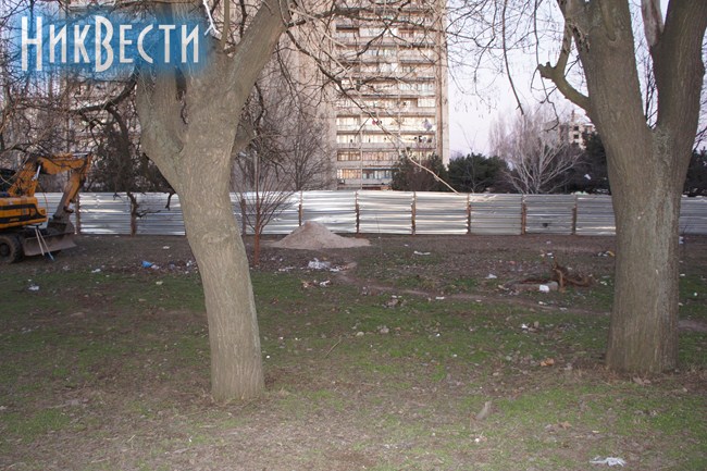Рабочие уже возвели забор