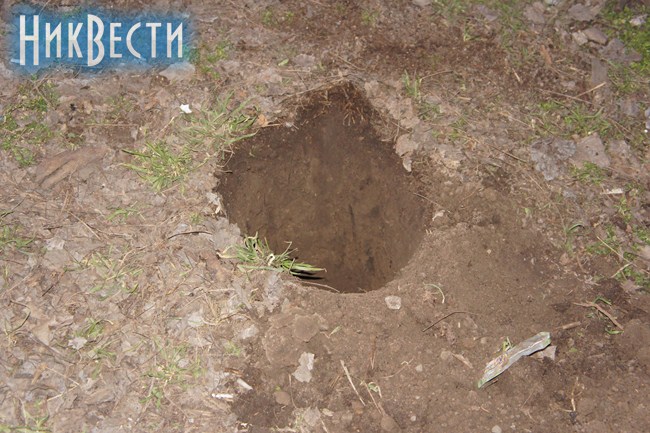 И подготовили ямы для столбов 