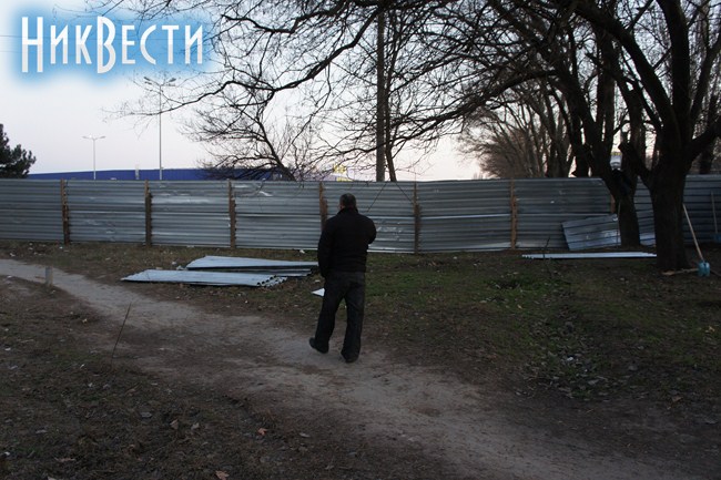 И все в нескольких десятков метров - общежитие НУК