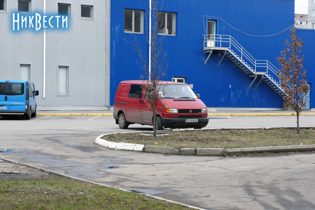 Строители закрылись в микроавтобусе и отказываются давать комментарии Строители закрылись в микроавтобусе и отказываются давать комментарии