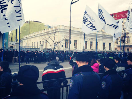 Беркутовцы перегородили тротуар и с другой стороны Грушевского